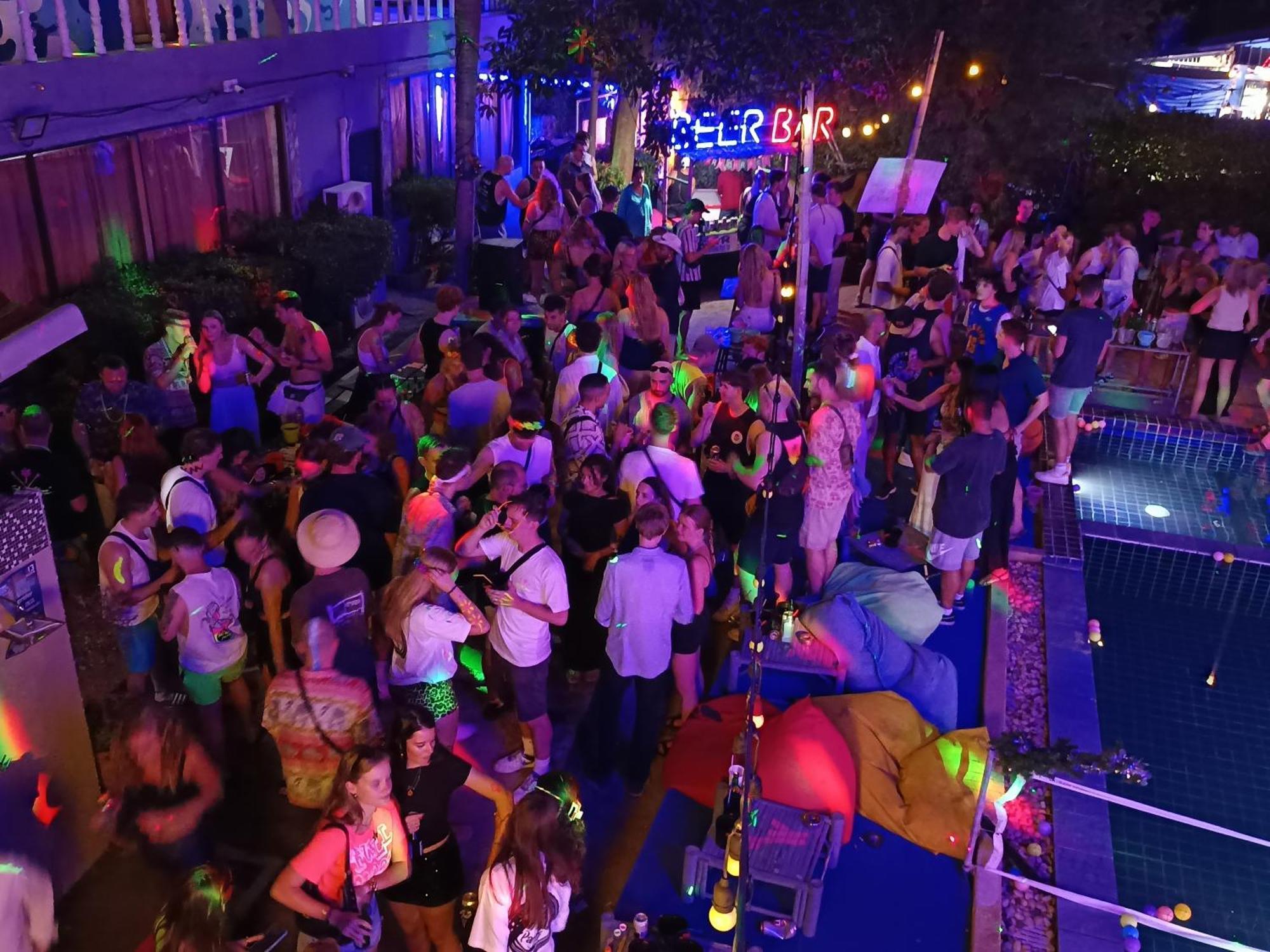 Wet! A Pool Party Hostel By Wild & Wandering Haad Rin Exterior foto